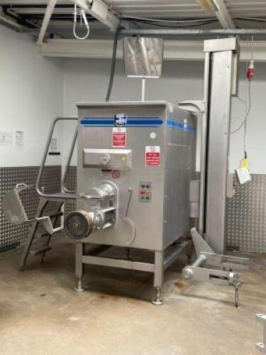 THOMPSON 6400 Mixer/Grinder with Hoist and Tooling and Attached Steps; Plates and Blades for 10mm Mince; Year: 2003; Serial No.: TMG.6400.009; Spec/Info: Mince 4 tonne per hour.