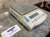 2 x SHINKO DENSHI Top and Bottom Measuring Scales - 2