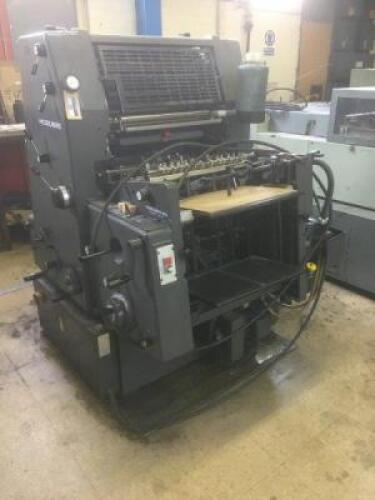 HEIDELBERG GTO Single Colour Printing Press; Serial Number: 686253; Impressions: 25,644,904; Capacity: 33cm x 46cm; 13" x 18"; with Numbering Attachment, and 920mm x 460mm Two Tone Brown Sloped Desk with Cabinet and Drawers