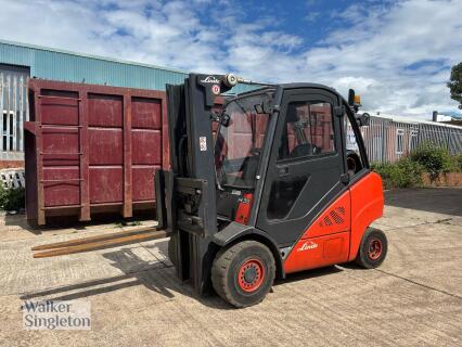 LINDE Model H35T-01 LPG Counter Balance Fork Lift Truck with Enclosed Cab and Side Shift; Capacity: 3500kgs; Year: 2011; Serial Number: X2X393B04917. Please Note: This Lot is to be Retained to the Last Day Assit with Clearance