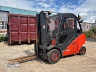LINDE Model H35T-01 LPG Counter Balance Fork Lift Truck with Enclosed Cab and Side Shift; Capacity: 3500kgs; Year: 2011; Serial Number: X2X393B04917. Please Note: This Lot is to be Retained to the Last Day Assit with Clearance - 3