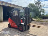 LINDE Model H35T-01 LPG Counter Balance Fork Lift Truck with Enclosed Cab and Side Shift; Capacity: 3500kgs; Year: 2011; Serial Number: X2X393B04917. Please Note: This Lot is to be Retained to the Last Day Assit with Clearance - 4