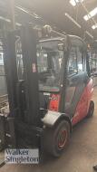 LINDE Model H35T-01 LPG Counter Balance Fork Lift Truck with Enclosed Cab and Side Shift; Capacity: 3500kgs; Year: 2011; Serial Number: X2X393B04917. Please Note: This Lot is to be Retained to the Last Day Assit with Clearance - 21
