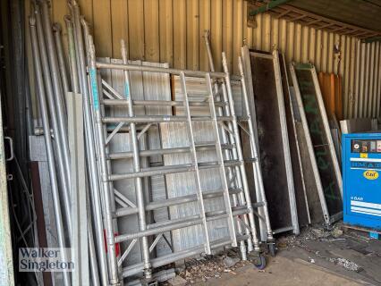 EIGER 500 mobile aluminium tower scaffolding with outriggers and 3 x platforms; Height: 5 metres