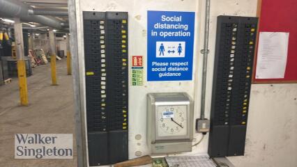 SEIKO precision QR-900 time clock with 4 card racks