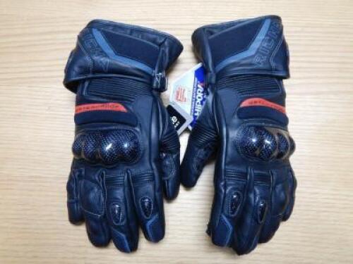 RICHA Baltic Gloves Model: N/A Colour: Black Size: M Approximate Retail Price (GBP):60 URN: WS11548