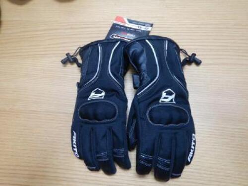 AKITO Station Gloves Model: N/A Colour: Black Size: S Approximate Retail Price (GBP):35 URN: WS11938