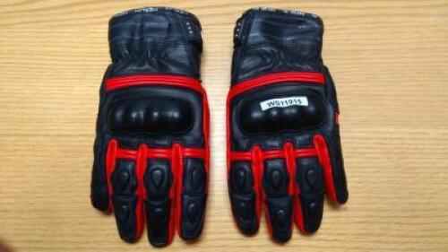 MERLIN Castor Gloves Model: N/A Colour: Red / Black Size: M Approximate Retail Price (GBP):70 URN: WS11915