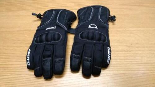 AKITO Station Gloves Model: N/A Colour: Black Size: XL Approximate Retail Price (GBP):35 URN: WS11937