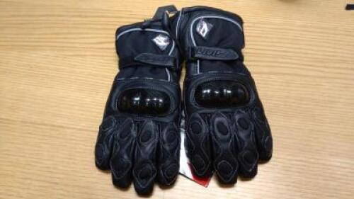 AKITO Python Gloves Model: N/A Colour: Black Size: XS Approximate Retail Price (GBP):30 URN: WS11933