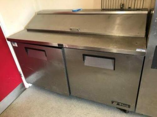 TRUE REFRIGERATOR Saladette Bar with 2 Undercounter Doors and Easy Access Top with Space for 8 Bain Marie Pans; Dimensions: 1,530mm (L) x 765mm (W) x 1,000mm (H)